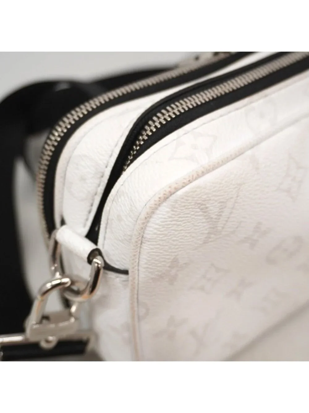 Louis Vuitton Shoulder Bag Taigarama Alpha Messenger Blanc
